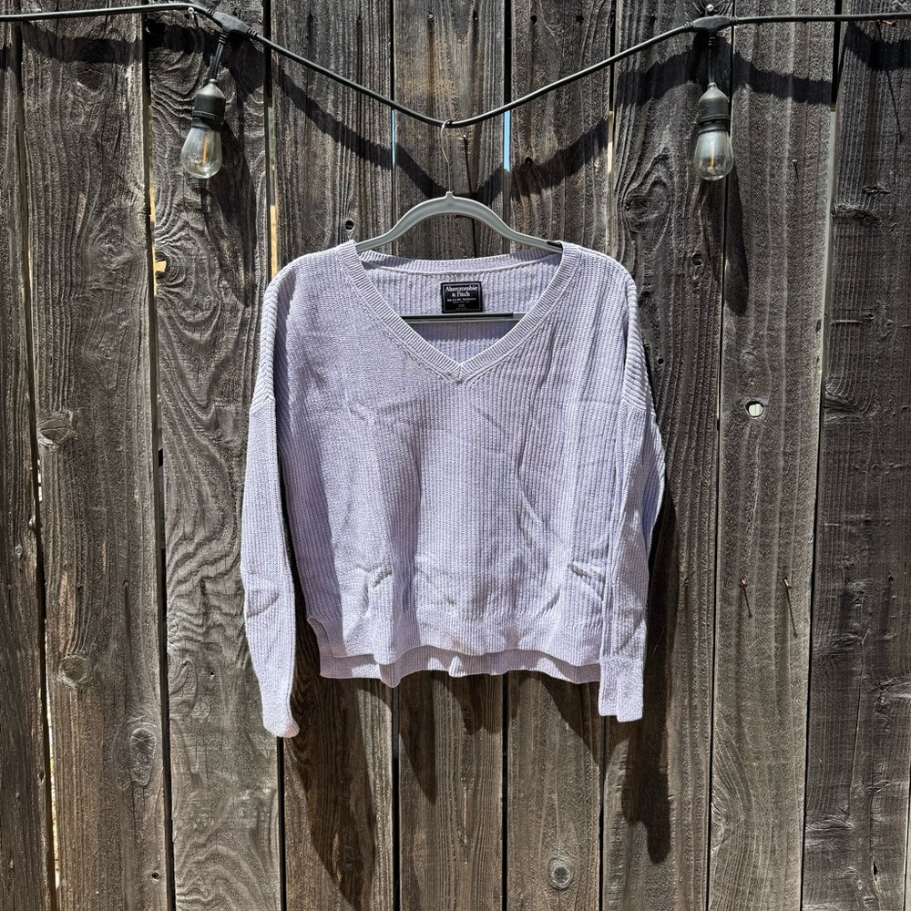 Abercrombie and Fitch light lavender purple heavyweight v neck knit sweater xxs